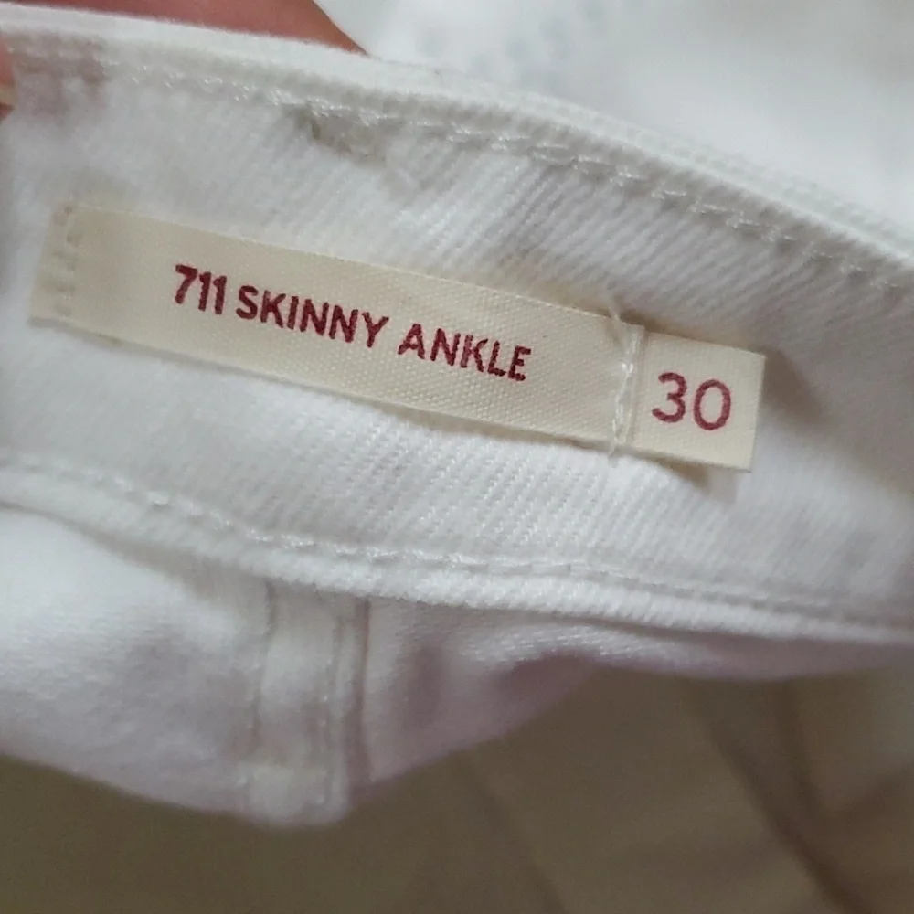 Levi's 711 skinny ankle white jeans
